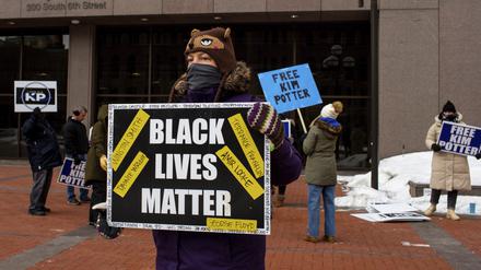 Ein Demonstrant hält ein „Black Lives Matter“-Schild während einer Demonstration. 