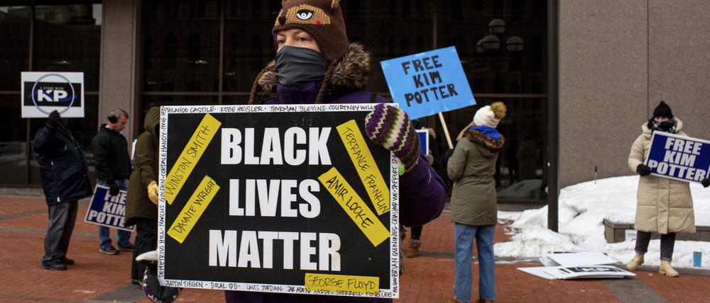 Ein Demonstrant hält ein „Black Lives Matter“-Schild während einer Demonstration.