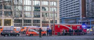 News Bilder des Tages  Das Groß-Aquarium AquaDom in Berlin-Mitte ist am Freitagmorgen nach Angaben von Feuerwehr und Polizei aus bisher unbekannten Gründen geplatzt. 16.12.2022, Berlin, GER - Feuerwehr und Polizei auf der Karl-Liebknecht-Strasse in Berlin., Berlin Berlin Deutschland, DEU AquaDom *** The large aquarium AquaDom in Berlin Mitte burst on Friday morning for as yet unknown reasons, according to firefighters and police 16 12 2022, Berlin, GER firefighters and police on Karl Liebknecht Strasse in Berlin , Berlin Berlin Germany, DEU AquaDom