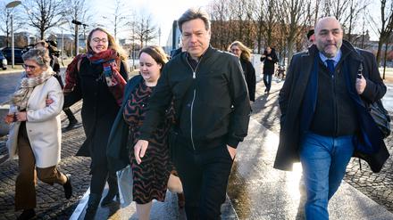 Wirtschaftsminister Robert Habeck in Begleitung seiner Parteikollegen auf dem Weg zum Koalitionsausschuss