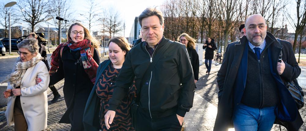 Wirtschaftsminister Robert Habeck in Begleitung seiner Parteikollegen auf dem Weg zum Koalitionsausschuss