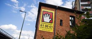 im Freibad Kreuzberg in Berlin am 27. Mai 2020. Das Freibad der Berliner Baederbetriebe faengt die Badesaison mit verschiedenen Restiktionen wegen des Coronavirus Covid-19. Freibad Kreuzberg startet Badesaison *** at Freibad Kreuzberg in Berlin on 27 May 2020 The outdoor pool of Berliner Baederbetriebe starts the bathing season with different restictions due to the coronavirus Covid 19 Freibad Kreuzberg starts bathing season 