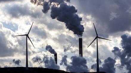Windenergieanlage auf der Halde Scholven, direkt neben dem E.ON Steinkohle Kraftwerk Scholven.  