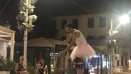 Ein Straßenartist sorgt in San Vincenzo in der italienischen Toskana für Vergnügen.