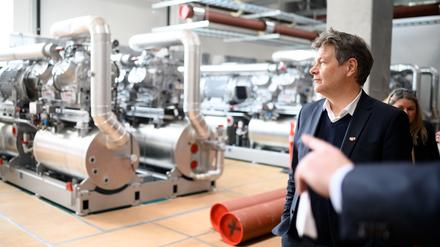Da gehts lang: Wirtschaftsminister Robert Habeck (Bündnis 90/Die Grünen) schaut sich in Kopenhagen eine in Bau befindliche Wärmepumpenstation an. 