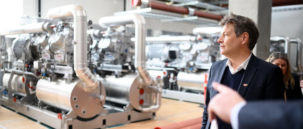 Da gehts lang: Wirtschaftsminister Robert Habeck (Bündnis 90/Die Grünen) schaut sich in Kopenhagen eine in Bau befindliche Wärmepumpenstation an. 