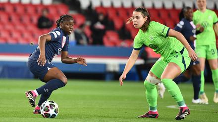 Sandy Baltimore (l.) im Duell mit Wolfsburgs Oberdorf. 