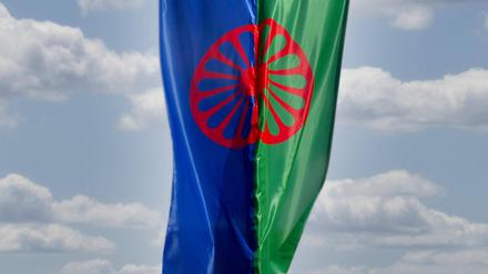 Eine Roma und Sinti Flagge weht im Wind *** A Roma and Sinti flag waving in the wind Copyright: imageBROKER/SiegraxAsmoel iblasm08254652.jpg  Bitte beachten Sie die gesetzlichen Bestimmungen des deutschen Urheberrechtes hinsichtlich der Namensnennung des Fotografen im direkten Umfeld der VerÃ¶ffentlichung!