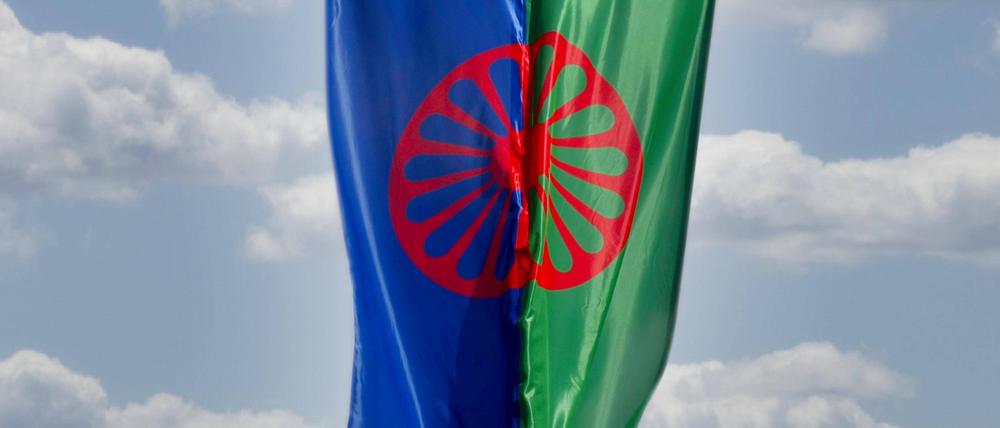 Eine Roma und Sinti Flagge weht im Wind *** A Roma and Sinti flag waving in the wind Copyright: imageBROKER/SiegraxAsmoel iblasm08254652.jpg  Bitte beachten Sie die gesetzlichen Bestimmungen des deutschen Urheberrechtes hinsichtlich der Namensnennung des Fotografen im direkten Umfeld der VerÃ¶ffentlichung!
