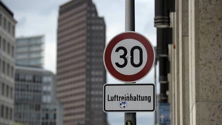 Auf der Leipziger Straße in Berlin darf nicht schneller als 30 km/h gefahren werden. Grund ist die Reinhaltung der Luft. Tempo 30 wegen Luftreinhaltung *** On the Leipziger Straße in Berlin may not be driven faster than 30 km h The reason is the clean air Tempo 30 because of air pollution control  