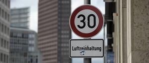 Auf der Leipziger Straße in Berlin darf nicht schneller als 30 km/h gefahren werden. Grund ist die Reinhaltung der Luft. Tempo 30 wegen Luftreinhaltung *** On the Leipziger Straße in Berlin may not be driven faster than 30 km h The reason is the clean air Tempo 30 because of air pollution control  