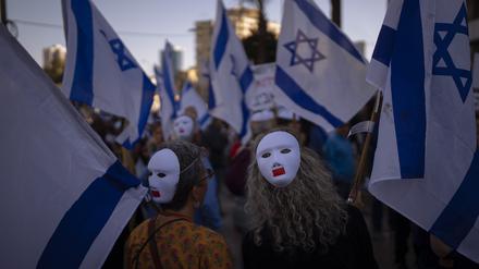 Demonstranten während einer Demonstration gegen die Pläne israelischen der Regierung zur Überarbeitung des Justizsystems.