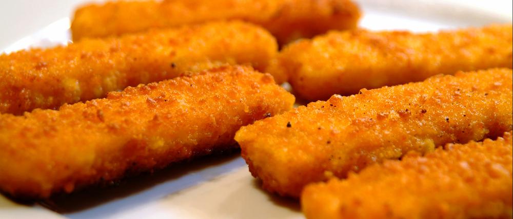 Der Seelachs für die bei Kindern beliebten Fischstäbchen könnte in Zukunft knapp werden.