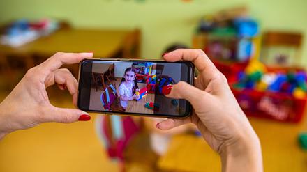 Bitte lächeln: Nicht jedes Kinderfoto darf und sollte einfach ins Internet gestellt werden.