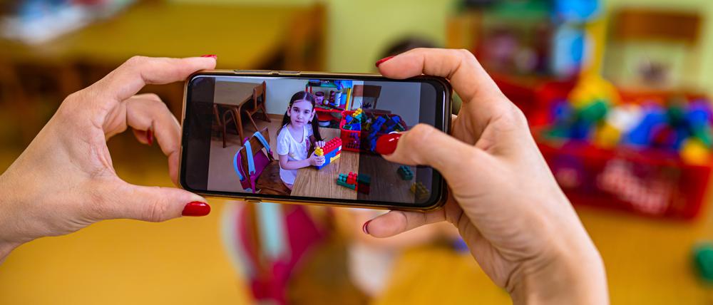 Bitte lächeln: Nicht jedes Kinderfoto darf und sollte einfach ins Internet gestellt werden.
