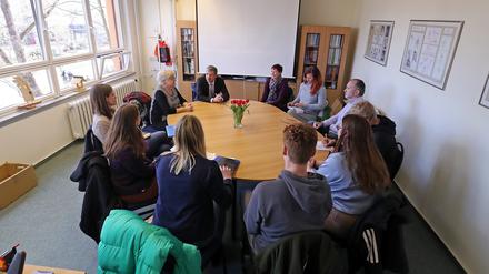 Oberbürgermeister Mike Schubert (SPD) im Gespräch mit Vertretern und Vertreterinnen der Lenné-Schule