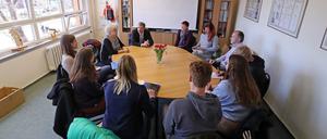 Oberbürgermeister Mike Schubert (SPD) im Gespräch mit Vertretern und Vertreterinnen der Lenné-Schule