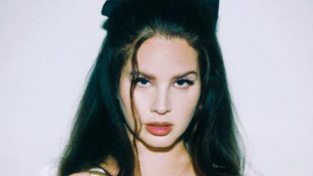 Selbstbespiegelung mit Retrofilter: Im Alter von 37 Jahren lässt Lana del Rey auf „Did You Know That There’s a Tunnel Under Ocean Blvd“ ihr Werk erstmals Revue passieren.