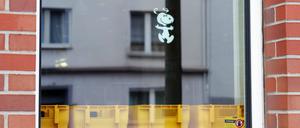 16.01.2023, Deutschland, NRW, Dortmund, Deutsche Post AG, Gelbe Sammelkästen für Briefe stehen auf der Fensterbank einer Post-Filiale, darüber ist ein Snoopy Aufkleber zu sehen, Humor, Brief, Briefversand, Briefe verschicken NRW Deutschland *** 16 01 2023, Germany, North Rhine-Westphalia, Dortmund, Deutsche Post AG, yellow collection boxes for letters stand on the windowsill of a post office branch, above it a Snoopy sticker can be seen, humor, letter, letter dispatch, letters send NRW Germany Copyright: xSnowfieldxPhotographyx SF160123PostD1