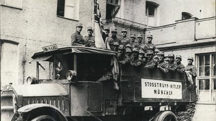 Die Putschisten scheiterten, der Aufmarsch der Nationalsozialisten endete am Mittag des 9. Novembers 1923 im Kugelhagel der Landespolizei vor der Münchner Feldherrnhalle.