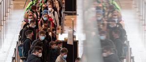 Dicht an dicht stehen Reisende am Flughafen BER vor einem Check-in-Schalter. 