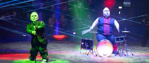 Kleinwüchsigenband. Dieses Duo namens Time Bandits gehört ebenfalls zu den von Till Lindemann ausgewählten Acts. 