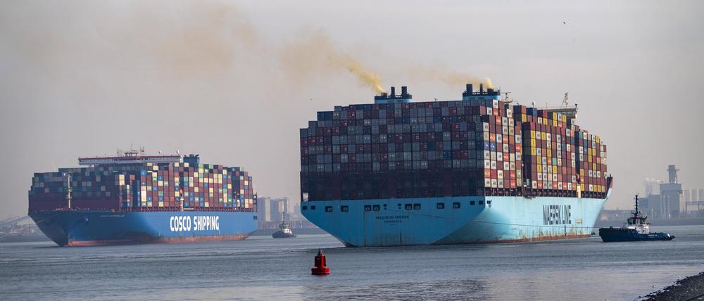 Im Hafen von Rotterdam bringen Schlepper den Containerfrachter Madison Maersk aufs offene Meer, während das Schiff Cosco Shipping Leo einfährt.
