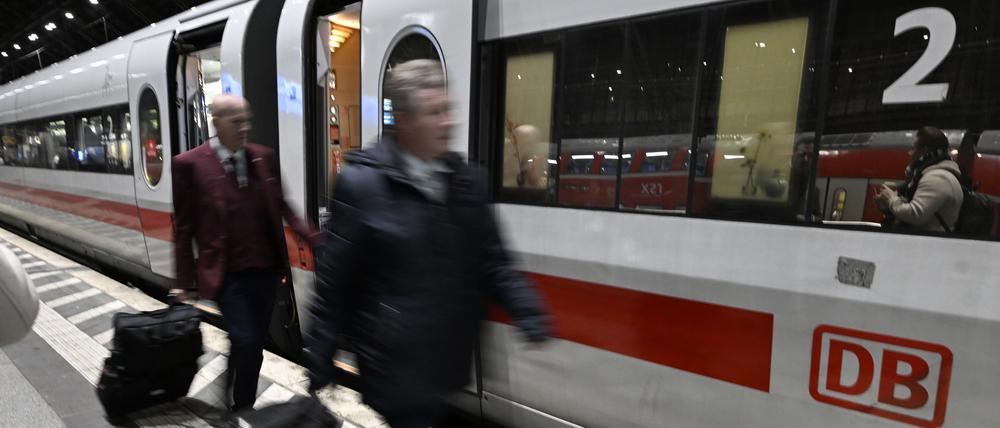 Reisebegleiter steigen in einen ICE der Deutschen Bahn am Hauptbahnhof in Köln ein. 