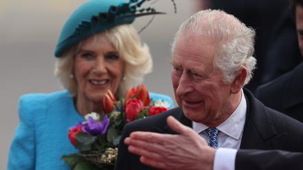 König Charles III. von Großbritannien und Königsgemahlin Camilla kommen am Flughafen an. 