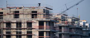 ARCHIV - 07.11.2018, Berlin: Ein Baugerüst steht an einem Rohbau für Neubau-Wohnungen in Schöneberg. Als Mittel gegen Wohnungsknappheit und steigende Mieten in Berlin schlägt die FDP eine neue Genehmigungspraxis vor. (zu "FDP fordert Typengenehmigung zur Beschleunigung des Wohnungsbaus") Foto: Bernd von Jutrczenka/dpa +++ dpa-Bildfunk +++