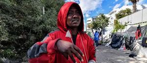 Am Tor zu Europa. Afrikanischer Migrant in einem provisorischen Zeltlager in Tunis (März 2023).