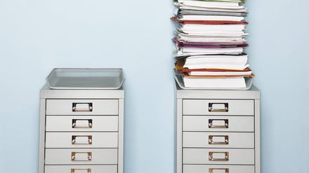 Die Akten stapeln sich, aber die Uhr zeigt 17 Uhr an: Arbeitnehmer in Deutschland sind weniger bereit, Überstunden zu machen, auch die Teilzeitquote wächst.