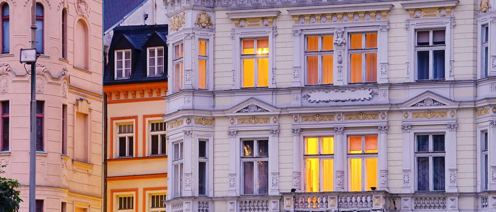 Schön, aber nicht ganz dicht: Die Aufarbeitung alter Kastenfenster oder der Austausch nicht erhaltenswerter Fenster in Altbauten ist sinnvoll.