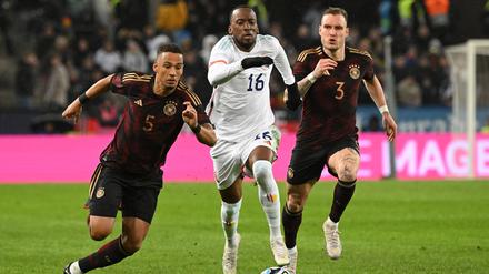 Ab durch die Mitte. Dodi Lukebakio setzt sich gegen Thilo Kehrer und David Raum durch.