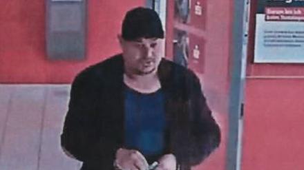 Die Potsdamer Polizei sucht einen EC-Kartendieb, der einen Mann in Babelsberg bestohlen haben soll.