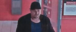 Die Potsdamer Polizei sucht einen EC-Kartendieb, der einen Mann in Babelsberg bestohlen haben soll. 