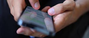 ARCHIV - 06.07.2022, Bayern, Augsburg: Ein junger Mann tippt auf einem Smartphone eine WhatsApp Nachricht. Etwa 680 000 Kinder und Jugendliche in Deutschland sind einer 2023 bekannt gegebenen Studie zufolge süchtig nach Computerspielen und sozialen Medien. (zu dpa «Studie: Sechs Prozent der Minderjährigen abhängig von sozialen Medien») Foto: Karl-Josef Hildenbrand/dpa +++ dpa-Bildfunk +++