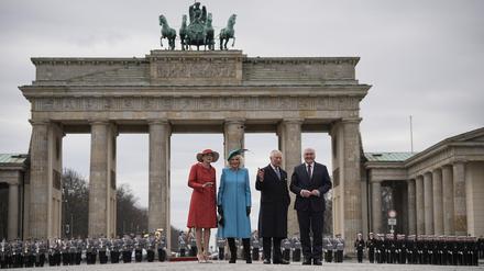 König Charles III. und Königsgemahlin Camilla werden am Brandenburger Tor von Bundespräsident Frank-Walter Steinmeier und seiner Frau Elke Büdenbender begrüßt. 