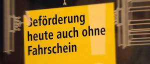 Schild mit Aufschrift „Beförderung heute auch ohne Fahrschein“ in einer U-Bahn der BVG
