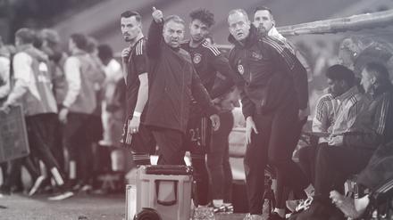 Fußball: Länderspiele, Deutschland - Belgien, RheinEnergieStadion. Bundestrainer Hansi Flick gibt am Spielfeldrand Anweisungen.