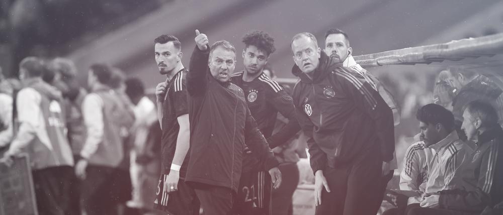 Fußball: Länderspiele, Deutschland - Belgien, RheinEnergieStadion. Bundestrainer Hansi Flick gibt am Spielfeldrand Anweisungen.