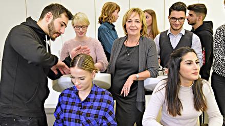 Friseurmeisterin Petra Biernoth mit Schülern und Azubis des  Oberstufenzentrums für Körperpflege in Charlottenburg. 