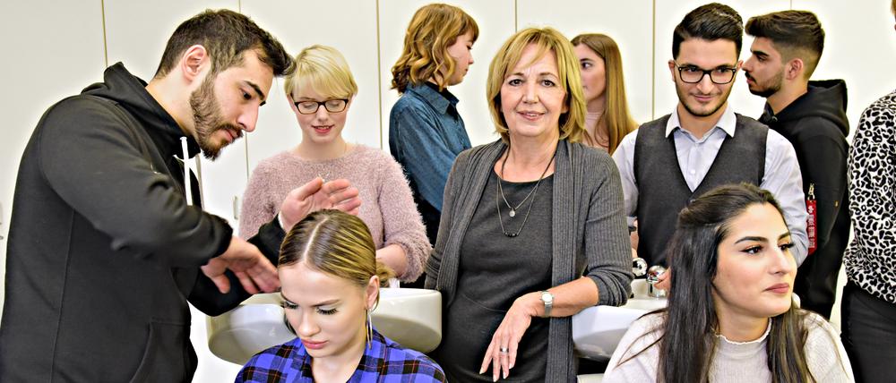 Friseurmeisterin Petra Biernoth mit Schülern und Azubis des Oberstufenzentrums für Körperpflege in Charlottenburg.