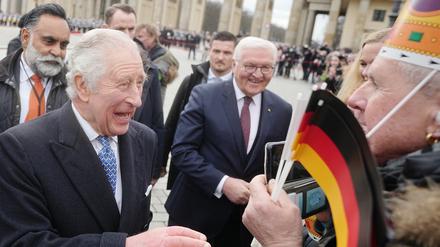 König Charles III. und Bundespräsident Frank-Walter Steinmeier begrüßen am Brandenburger Tor die Fans.