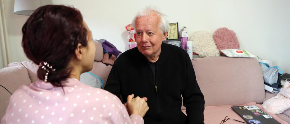 Krebskranke Syrerin will vor dem Tod ihre Mutter nochmal sehen. Ein pensionierter Arzt in Babelsberg engagiert sich für sie und versucht, ein Treffen mit der Mutter zu ermöglichen. 