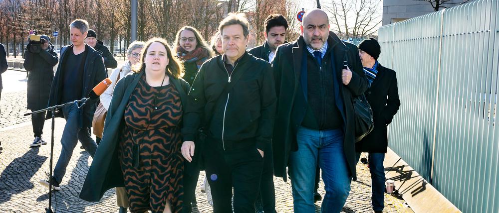 Robert Habeck (M, Bündnis 90/Die Grünen), Bundesminister für Wirtschaft und Klimaschutz, kommt zusammen mit Ricarda Lang (l), Bundesvorsitzende von Bündnis 90/Die Grünen, und Omid Nouripour, Bundesvorsitzender von Bündnis 90/Die Grünen, zur Fortsetzung der Sitzung des Koalitionsausschusses im Bundeskanzleramt.