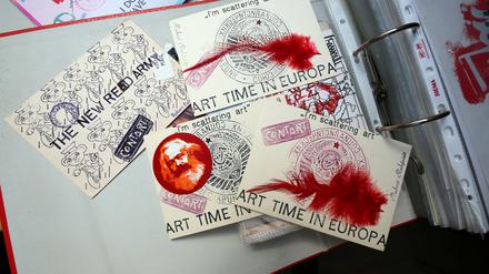 Das Archiv von Thomas Schulz umfasst hunderte Objekte der Mail Art.
