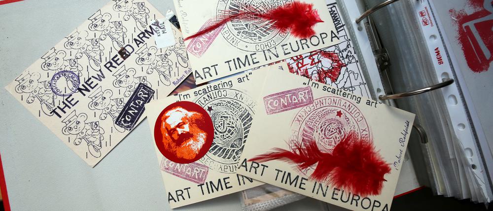 Das Archiv von Thomas Schulz umfasst hunderte Objekte der Mail Art.