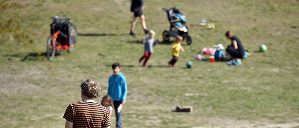 Der Volkspark Hasenheide zwischen Neukölln und Kreuzberg wird von Joggern, Spaziergängern und Kinder besucht, ist aber nicht überfüllt. Die Polizei fährt Streife. Die Karl-Marx-Straße in Neukölln wird kaum von Autos befahren und viele Geschäfte, auch in den Nebenstraßen haben zu. Kropp Delikatessen und Feinkost hat geöffnet. Der Eingangsbereich vor dem Rathaus Neukölln ist mit Flatterband abgesperrt und der Platz ist menschenleer.