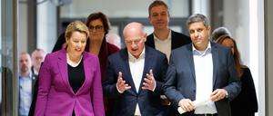Kai Wegner mit Franziska Giffey und Raed Saleh (r.).